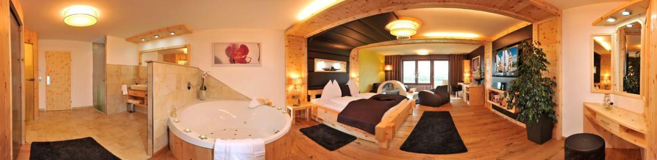 Hotel Winzer Wellness & Kuscheln Sankt Georgen im Attergau Buitenkant foto